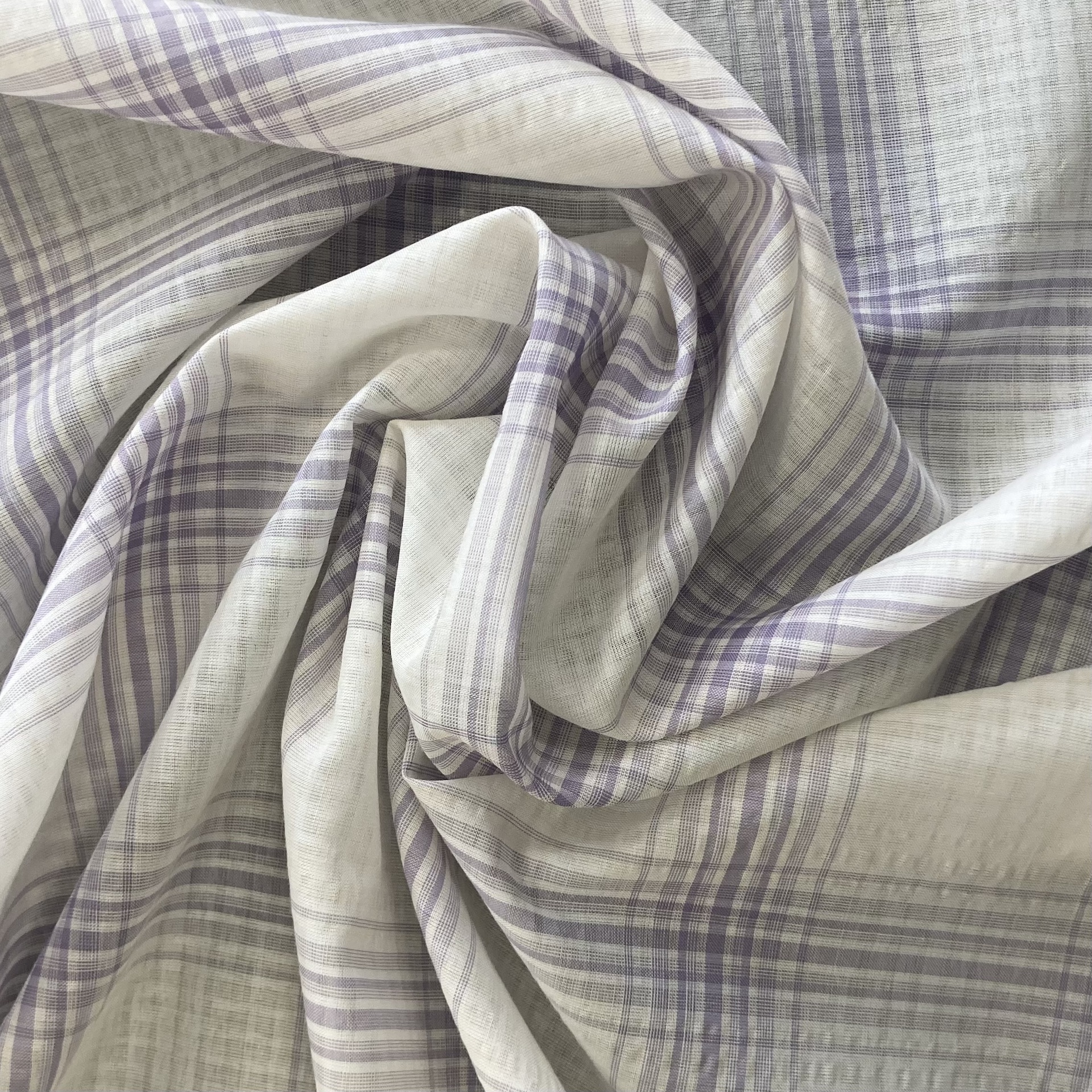 Photographie d'un tissu Voile De Coton Tartan Mauve